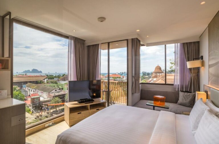 Holiday Inn Resort Krabi Ao Nang חדר סטנדרט קינג עם מרפסת ונוף לים