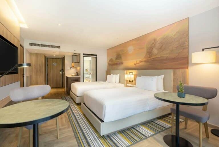Holiday Inn Resort Krabi Ao Nang חדר פרימיום טווין עם מרפסת ונוף לבריכה