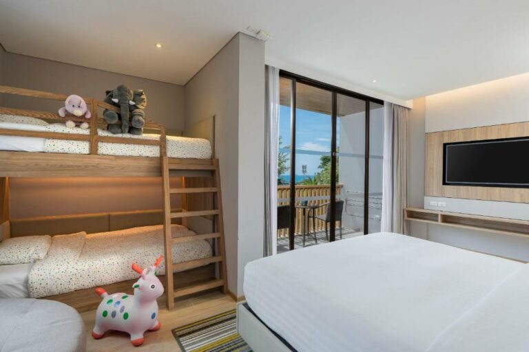Holiday Inn Resort Krabi Ao Nang חדר פרימיום עם מיטת קינג, מיטת קומותיים ונוף לים