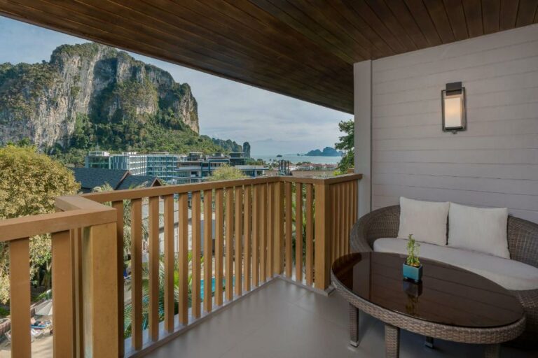 Holiday Inn Resort Krabi Ao Nang חדר פרמיום קינג עם מרפסת ונוף לבריכה