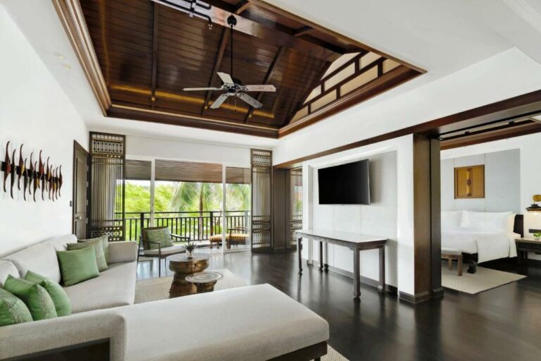 JW Marriott Khao Lak Resort & Spa סוויטת אקזקיוטיב קינג עם חדר שינה אחד, מיטת ספה ומרפסת