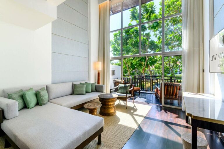 JW Marriott Khao Lak Resort & Spa סוויטת דופלקס קינג עם חדר שינה אחד ומיטת ספה